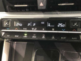 運転席、助手席別々に温度設定ができるデュアルエアコン装備です。男性が暑いと感じても、女性は寒いと感じる、そんな時の車内温度を別々に調節できるので、ストレスなくドライブをお楽しみいただけます。