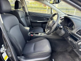 運転席からの視界を重視した、広々とした空間設計です。快適なシートに包まれ、運転を楽しめます。収納スペースも充実しており、使いやすさを追求しました。
