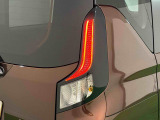 急ブレーキを後続車にお知らせするエマージェンシーストップシグナル機能付きLEDリヤコンビネーションランプ(LEDストップランプ)