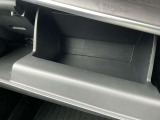 グローブボックスは奥行きがあり、日常品や車検証、その他の収納に便利です!