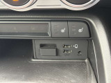 運転席助手席シートヒーター付き!携帯マークのUSBと携帯をつなげるとAppleCarplayとAndroidAutoも使用可能です。