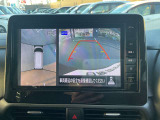 『アラウンドビューモニター』は、空から見下ろすような視点で、スムースな駐車と安全確認をサポートします。
