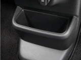 ◆センターロアボックス◆インパネ中央の下部には、ごみ箱としても使用する事ができるセンターロアボックスを装備しております。