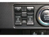 両側電動スライドドアはドアの直接操作以外にも運転席からのスイッチ操作やリモコン操作でも開閉が可能!狭い駐車場などでもドアの開閉が楽々・安心ですね!