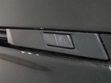 パワーバックドアを装備しています。開閉スイッチはトヨタとして初めて車両側面両側に配置、後ずさりすることなく開閉できます。