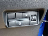 【踏み間違い衝突防止アシスト】 駐車操作中ブレーキが遅れ障害物と衝突する危険を察知したり、ブレーキとアクセルを間違え踏み込んだ時、クルマがエンジン出力やブレーキを制御し衝突防止を支援します。