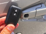 鍵を手元に持っておくことでドアハンドルのスイッチから鍵の開閉が出来ますよ☆