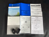 メンテナンスノート【点検整備記録簿・保証書】、取説も揃ってます。カバンに入れたままでも、ドアの解錠・施錠、エンジンスタートが可能なスマートキーは2個セットです。