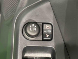 キーフリー連動で施錠時に格納します。降車の直前まで後方確認ができ、閉じ忘れも防げます。