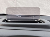【ヘットアップディスプレイ】運転席前方のダッシュボードの上に、車速やシフト位置を表示★ドライバーの視線移動を減らし安全運転に貢献します!表示位置や明るさを調節できるほか、使わない時は格納できますよ☆