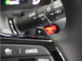 ◆減速セレクター◆ステアリングホイールの左右に取り付けられた2つのパドルスイッチで減速の強さを調整。 左側の「-」を操作すると減速を強く、右側の「+」を操作すると減速を弱くすることができます。