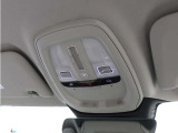 ルーフにあるボタンは、車両が始動しない場合、パンクした場合、または事故に遭った場合などの緊急時に支援の要請に使用できるため、安心感を高めることができます。