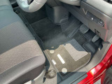 純正フロアカーペット付きです。社外品とは違い、マットのズレも少なく安全に運転できます。