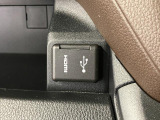 【HDMIソケット】 スマートフォンなどを接続するとディスプレイオーディオに画面表示され、停車時に動画も視聴可能です。