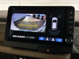 リバースギアに入れるだけで後方の表示へ切り替わります。夜間や雨の日の駐車も楽になりますよ。