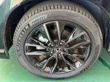 純正アルミホイール装備☆タイヤサイズは225/50R18☆