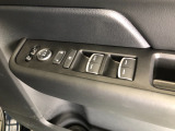 【窓操作部分】運転席のスイッチでは、すべてのウィンドーの開閉操作を行うことができます。