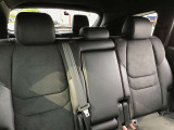 シート幅に余裕があり、立体的な形状の座面がカーブ時にもしっかり体を支え、またヘッドクリアランスも余裕があり、リヤガラスも広めで視界の高さも合わさり閉塞感がなく長時間ドライブでも快適に過ごせます。