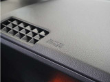 ◆助手席エアバッグ◆SRSエアバッグは、シートベルトだけでは防ぎきれない衝突時の衝撃から乗員を守るための安全装置。衝突時に瞬時に膨らみ、頭部や胸部がダッシュボードに直接衝突するのを防ぎます。