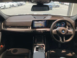 BMWカーブド・ディスプレイが中心の次世代コックピット。スイッチ類を減らし、直感的な操作とクリーンなデザインを実現しています。