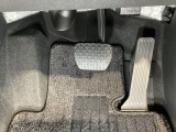 マツダ車の共通するポイントに前輪を前に出し運転席足元スペースを広げたこと!これによりホイールハウスが邪魔にならずにドライバーの中心線を基準とした位置へのペダル配置が可能となりました!