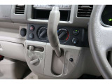 インパネシフトだから視線の移動も少なく足元もスッキリ♪運転席もゆったりしているのでゆとりを持ってドライブできますね!