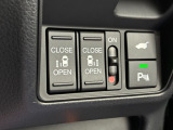 【リア両側パワースライドドア】リモコンなどで自動開閉。Hondaスマートキーを携帯していれば、軽い力で解錠とドアオープンが行えます。半ドア状態まで閉めると、自動的に全閉する機能付き。