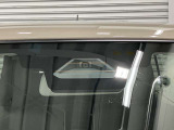 【デュアルセンサーブレーキサポートII】フロントガラス上部にあるセンサー部です。単眼カメラとミリ波レーダーで車両前方の状況を検知し各種制御を行います。衝突被害軽減ブレーキ・誤発進抑制機能 等