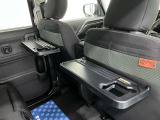 【パーソナルテーブル】フロントシート裏には後席の方が必要に応じて使用できるテーブルが付いています。水拭き可能でお手入れも簡単です。