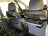 運転席・助手席の背もたれには、2列目シート用にカップホルダー付きの「格納式のシートバックテーブル」を装備しています。休憩時のちょっとした時間などカップを置いたり、小物置きに使えて便利です。