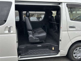 両側電動スライドドア。車のボディーに平行に開閉するので狭い場所での乗り降りもスムーズに行えます。
