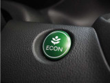 ◆ECONスイッチ(ECONモード)◆エンジンやエアコンといった、クルマ全体の動きを燃費優先で自動制御するECONモード。空調など快適性を優先したいときは、スイッチを押してOFFにできます。