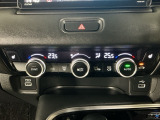 【左右独立オートエアコン】左右席で独立温度コントロールが可能です。運転席はキンキンに冷やして助手席はマイルドにと言った設定が可能です☆暑さ寒さでケンカすることもなくなりますね♪