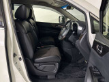 運転席側にはシートリフター機能が付いております。自分のスタイルに合った運転姿勢がとれ、快適に運転することができます。