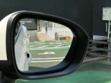 ミラーで確認しにくい夜間などでも、後方からの車両の接近などを光って知らせてくれます★