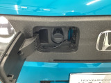 普通充電はフタを直接押し、充電コネクターを差すだけで充電開始します。