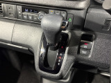 インパネシフトだから視線の移動も少なく足元もスッキリ♪運転席もゆったりしているのでゆとりを持ってドライブできますね!