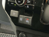 【電動パーキングブレーキ】条件を満たした場合に従来のパーキングボタンやレバーを引かなくてもパーキングに自動的に入り、発進状態の条件を満たした場合には自動でパーキングブレーキが解除されます