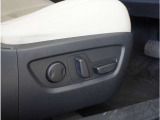 【パワーシート】電動で座面を前後上下に動かすことができます。簡単に運転しても疲れにくい姿勢に調整できます。
