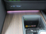 スマートフォン(対応している機種に限ります)など置くだけで充電する事ができます。