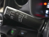 ◆ワイパー・ウォッシャースイッチ◆ワイパーは雨量に応じて切り替え可能なスイッチがついており、ウォッシャースイッチは手前に引くと噴射してフロントガラスを綺麗にしてくれます。