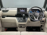 運転席周りになります。内装色はベージュ系です。