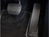 【オルガン式アクセルペダル】 かかとがずれにくく、アクセルペダルがコントロールしやすくなります。また運転時の疲労を軽減し、とっさのときの踏み間違いも起きにくくなります。