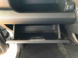 よく使うものが手を伸ばせばすぐ届く、機能面で充実した収納。