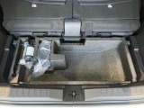荷室部下部にはちょっとした小物を収納できるアンダーボックスがあるので荷室を広く使えます。