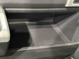 助手席側には小物を置くのに便利な大型インパネトレイ