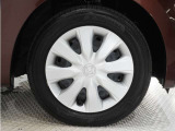 ◆純正ホイール装着車◆シンプルなデザインのホイールキャップ付きです。