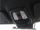 ルーフにあるボタンは、車両が始動しない場合、パンクした場合、または事故に遭った場合などの緊急時に支援の要請に使用できるため、安心感を高めることができます。
