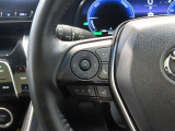 左側ステアリングスイッチ。ステアリングから手を離さずに操作できるので、運転に集中できます。