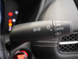【オートライト】車外の明るさに応じて自動で点灯します。手動で点灯/消灯させることもできます。